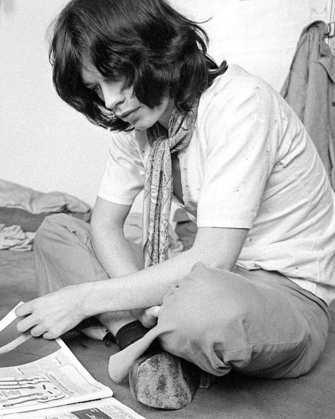 Mick Jagger, reading the classifieds - London, 1968
.
.
.
.
.
#mickjagger #london #1968 #bwportrait #sixtiesstyle #vintagefashion #blackwhiteportrait #bwphotography #kodakblack #nikon #1960s #classifieds #newspaper #vintagestyle #vintagehair #rocknro