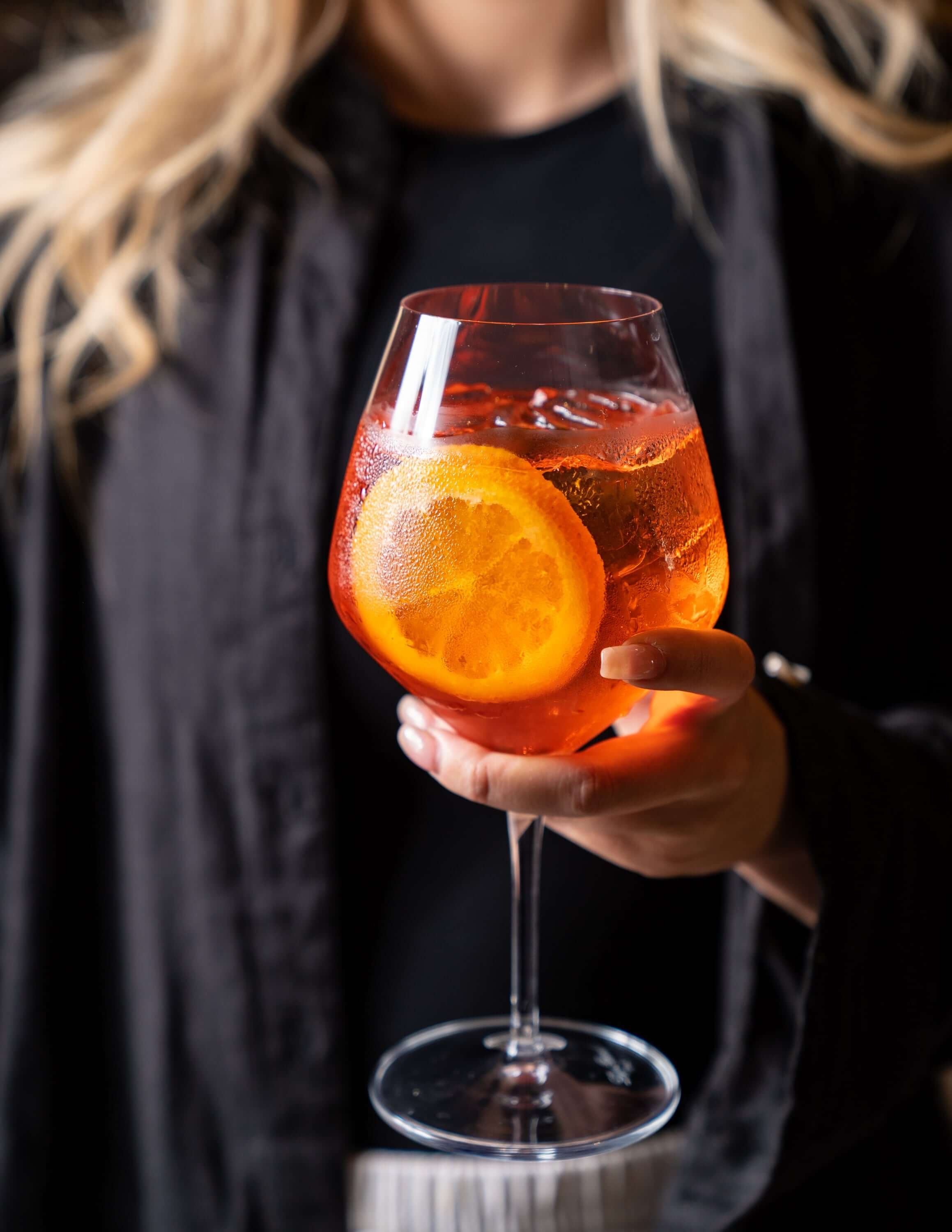  Aperol spritz cocktail, soda water, Prosecco 