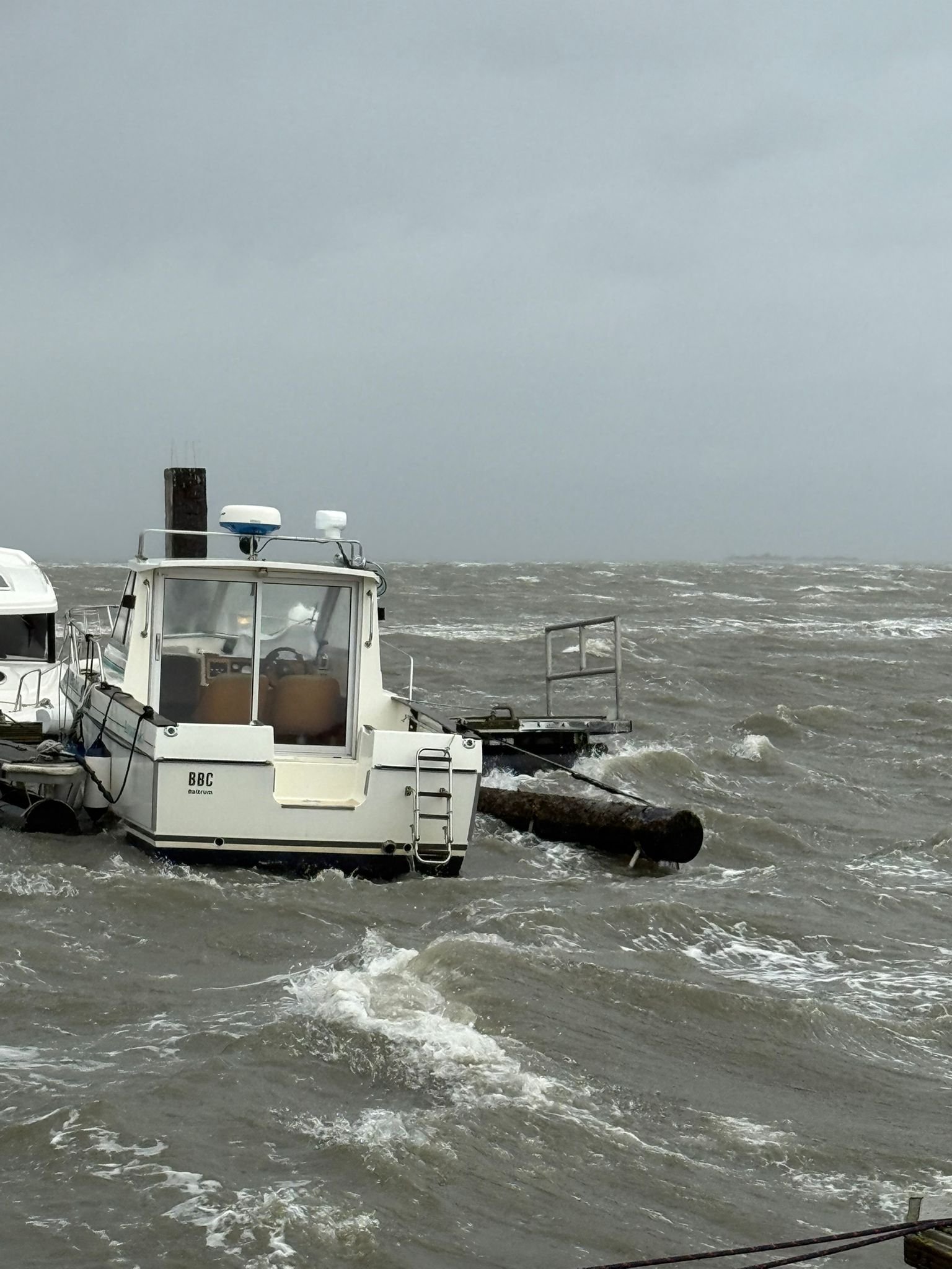Unser Bootshafen ist aktuell nicht gut geschützt.