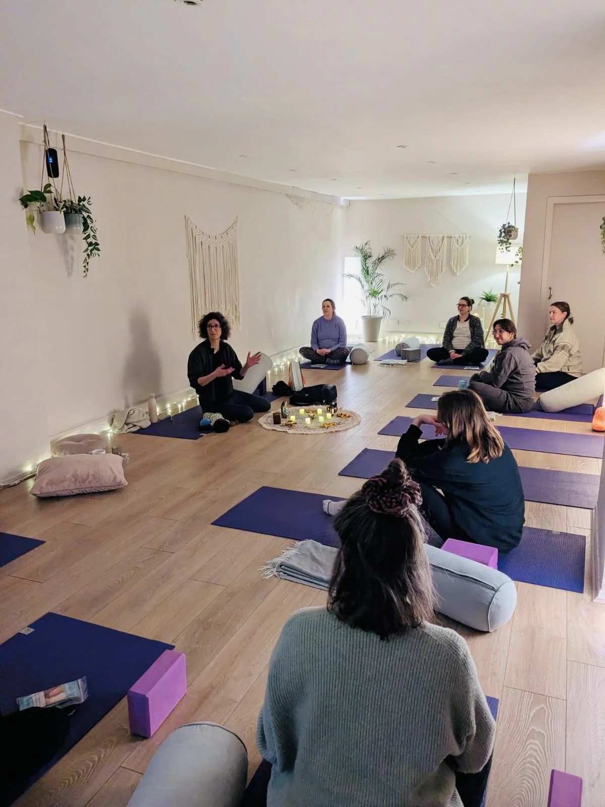 Sally Rickard IBCLC speaks to pregnant mums at Kin wellness Yoga