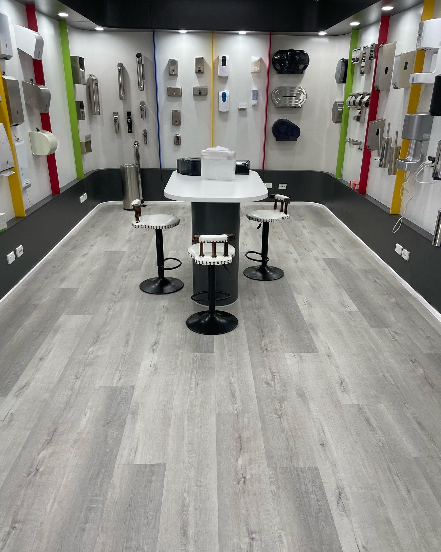 Was a pleasure handling this project for our good friends at Insuraplex. After @ozwashroom had severe water damage to their current floor coverings we were called in to remove, level and install this beautiful hybrid vinyl and complete it with black 