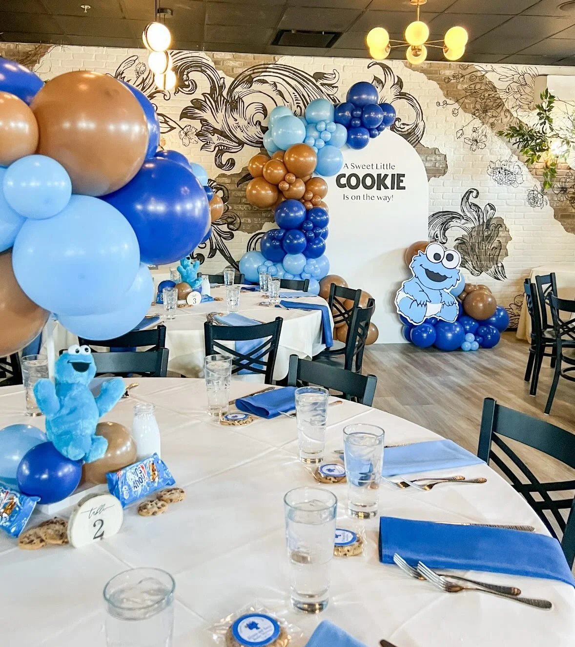 A sweet little cookie is on the way 🍪💙
We loved hosting this beautifully styled baby shower at 618 complete with custom balloons by @dreamitballoonco ✨ Planning a celebration? Let us host your next event in our spectacular Oak Room.