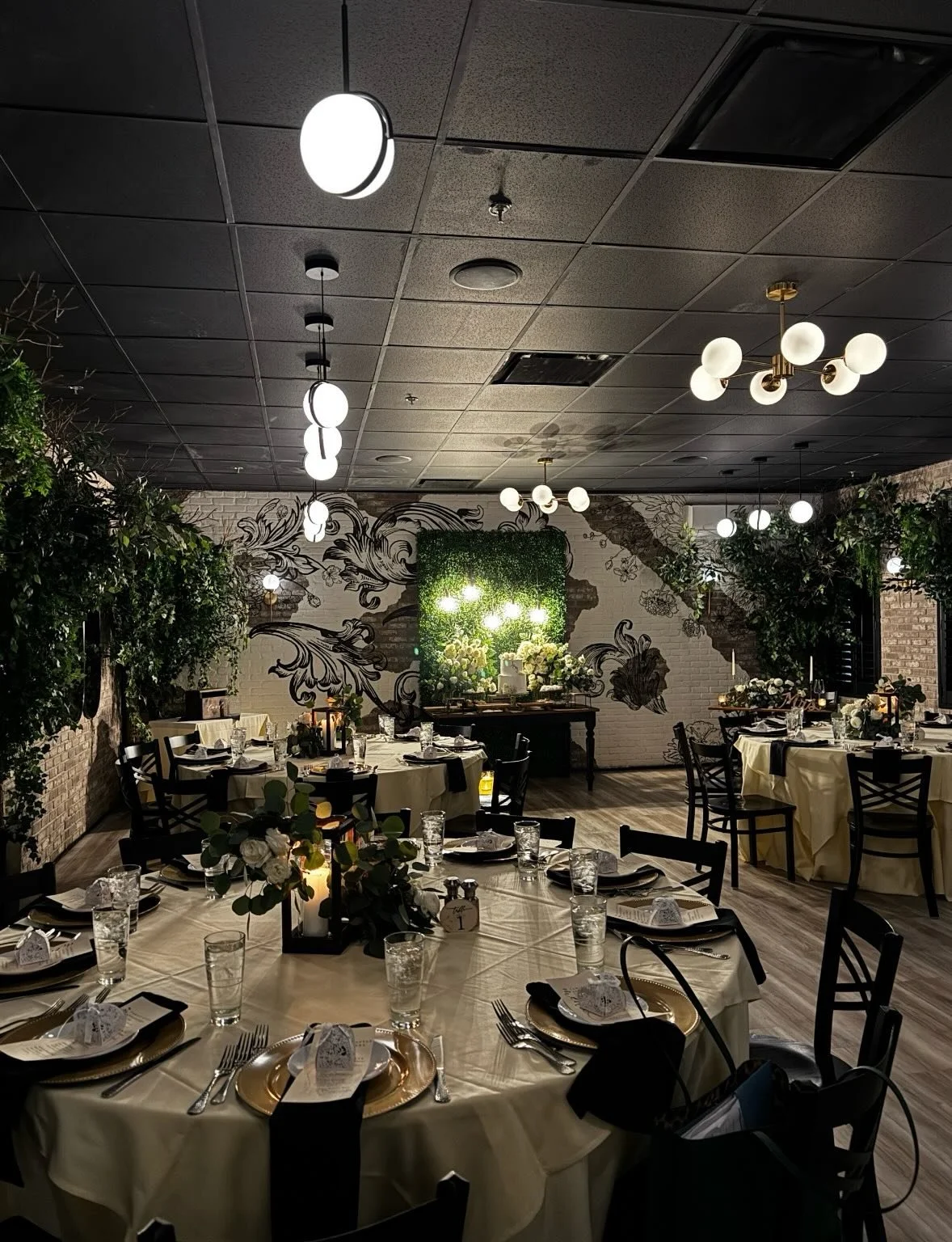 Pure romance in every detail. Joely &amp; Jonathan&rsquo;s wedding was a stunning reflection of their love story surrounded by elegance, beauty and joy. A truly unforgettable celebration. Thank you for celebrating with us in our 618 Oak Room
@nanadel