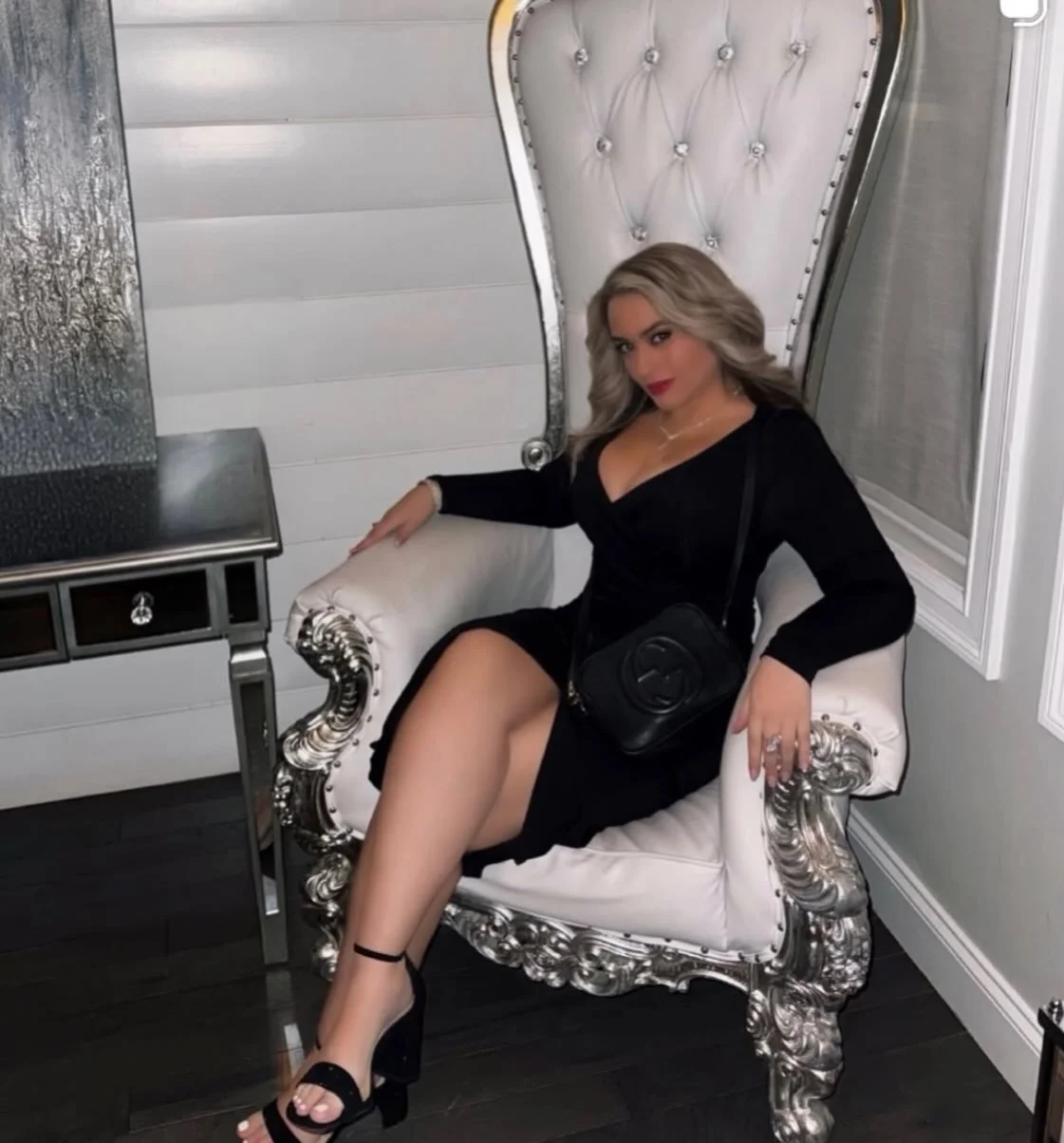 Queen for a day? 👑 Our stunning ornate throne chair in the 618 Bridal Suite is ready to make your bridal portraits, getting-ready moments or special event photos absolutely iconic. Velvet elegance meets silver sparkle. Simply perfect for that dramat