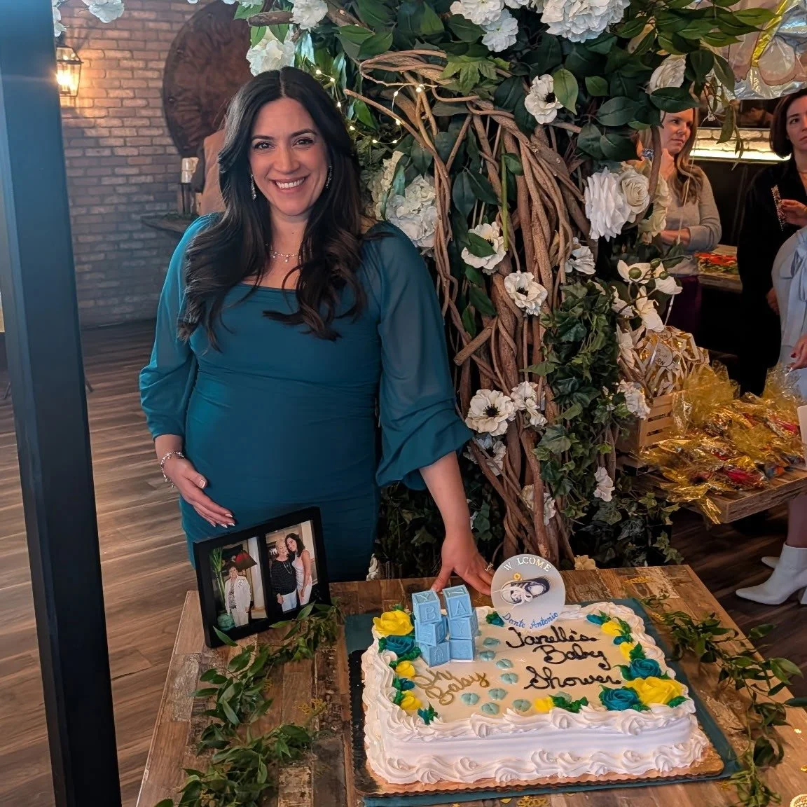 Our All Seasons Room was glowing for this &ldquo;A Star Is (Almost) Born&rdquo; baby shower 💛⭐ Teal, gold, and sunshine-yellow balloons framed the perfect backdrop, with playful popcorn details adding that fun, cinematic touch. From the cozy brick w