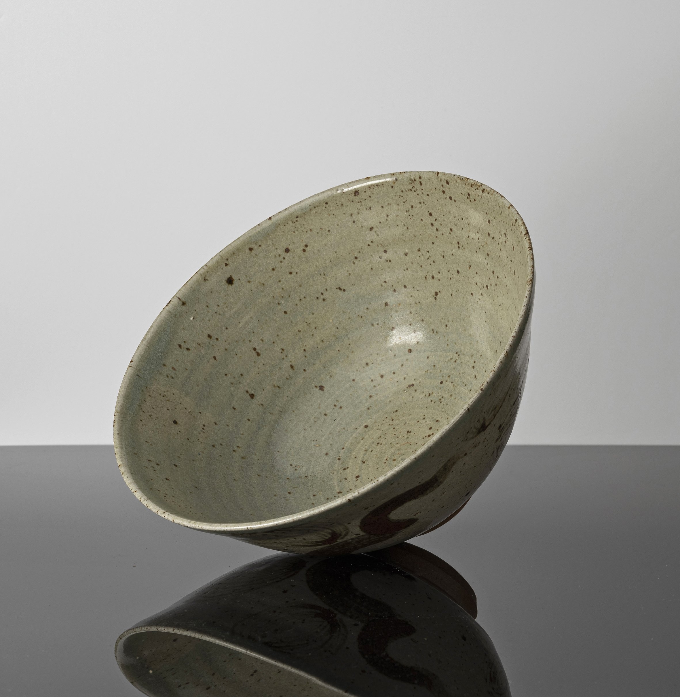 Stoneware bowl with flower decoration