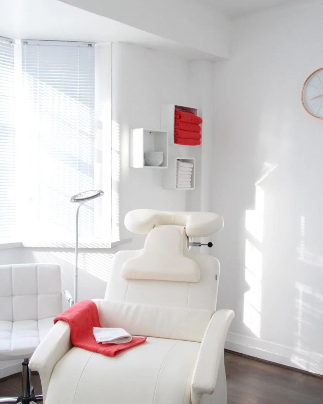 Fabulous opportunity.

I am looking for an Experienced Beauty Therapist experienced in Electrolysis. 

The salon is in Hackney in London.

Part-Time &amp; Full-Time Hours are available.

I am looking for a skilled and passionate Beauty Therapist to j