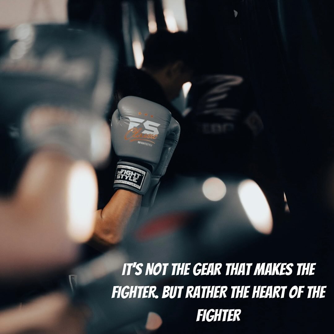 Flashy gear doesn&rsquo;t make the fighter. Fear the fighter with worn out gear. For they have put in the time, dedication, and heart to get to where they are.

📸: @billyperrier 

#gear #padwork #training #martialarts #boxing #gloves #pads #dedicati