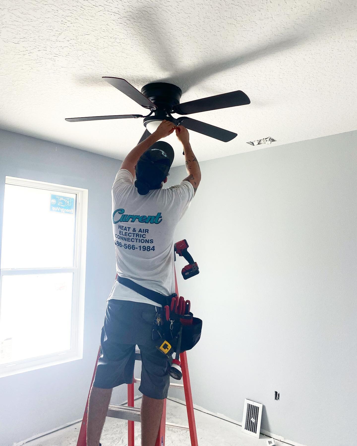 Fall is right around the corner, and with that comes REDECORATING😍 You would be amazed at how much a new ceiling fan, or even adding a few recess light, can improve the visual quality of your living space! Change it up and add some of those finishin