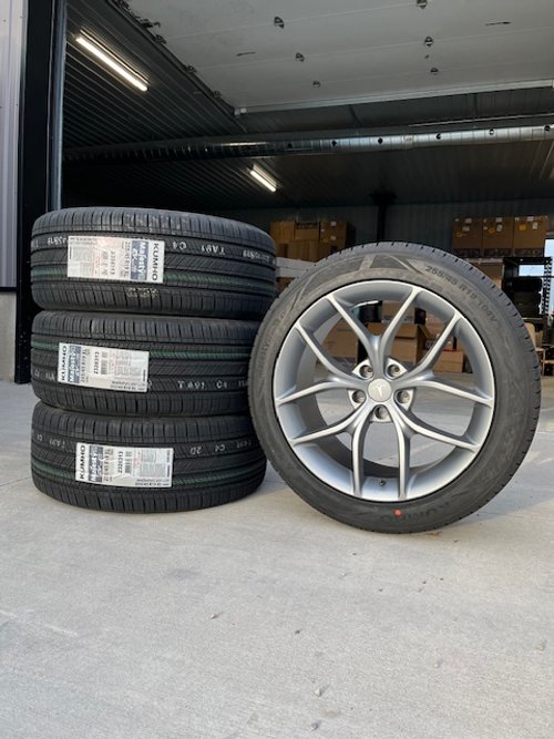 Model Y 19" Summer Tire Package With Free Home Installation