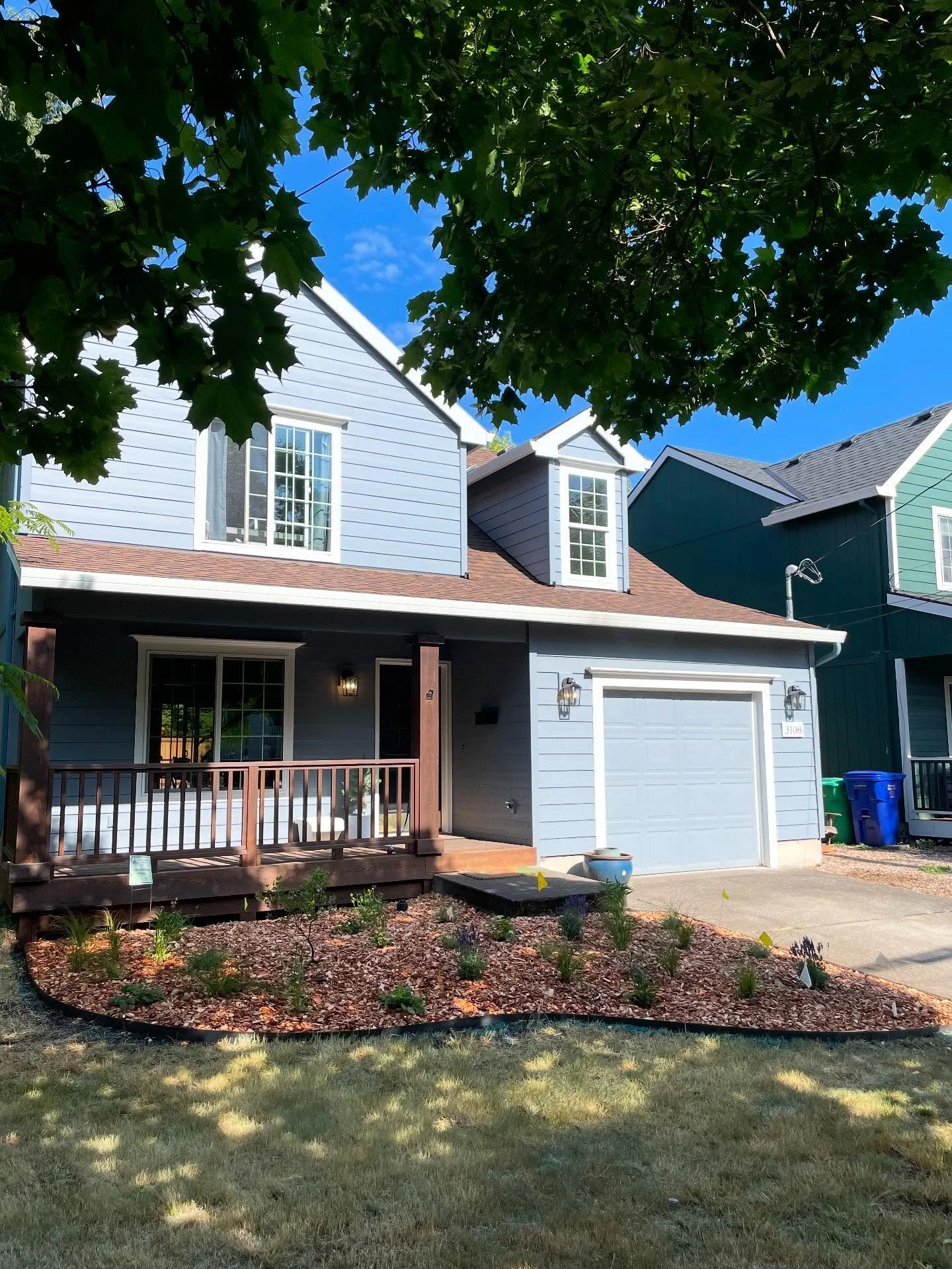 Just a cute little garden in front of a sweet home that will cheer up the whole neighborhood. 
•
You can swipe quick, but make sure to stick around for Phil Collins. 
•
Designer: @dorseylee 
Install: GDPDX
•
•
#gardendesignpdx #gd
