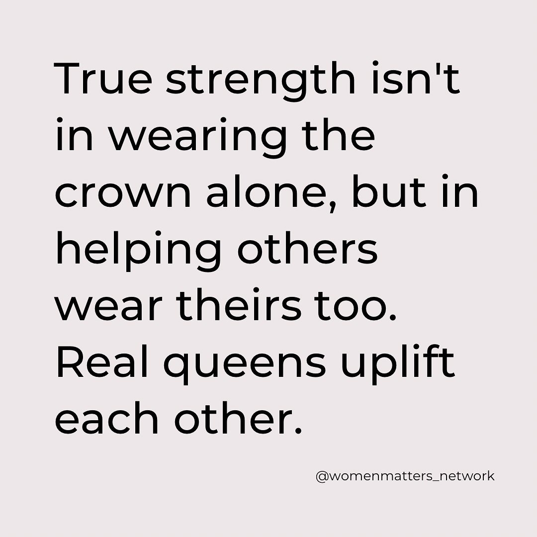 Real queens fix each other&rsquo;s crowns 👑
