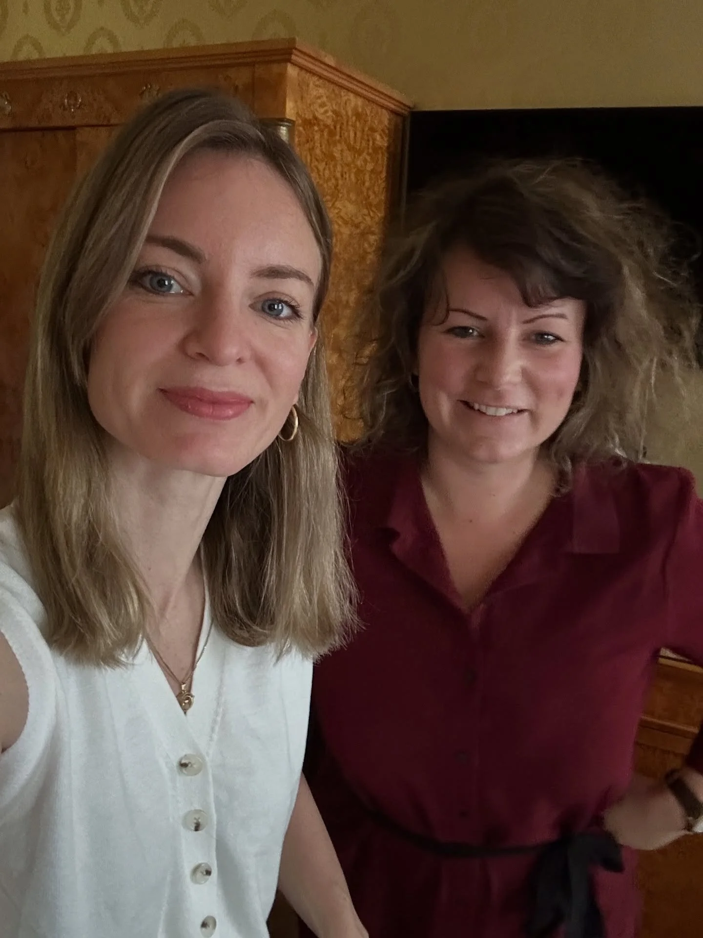 24 Stunden nur wir zwei &ndash; Freundinnen, Mitgr&uuml;nderinnen, Partner in Crime. 

Zeit, &uuml;ber all das zu sprechen, was sonst irgendwo zwischen Calls, Events und Meetings untergeht. 

Anstossen auf alles, was wir 2025 erreicht haben. Ein biss