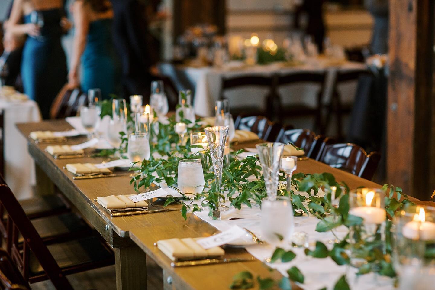 We love to see place settings that embrace the charm of this space and add a touch of elegance - simple greenery, soft napkins, and some extra fancy toasting glasses! 
photo | @claireryser
