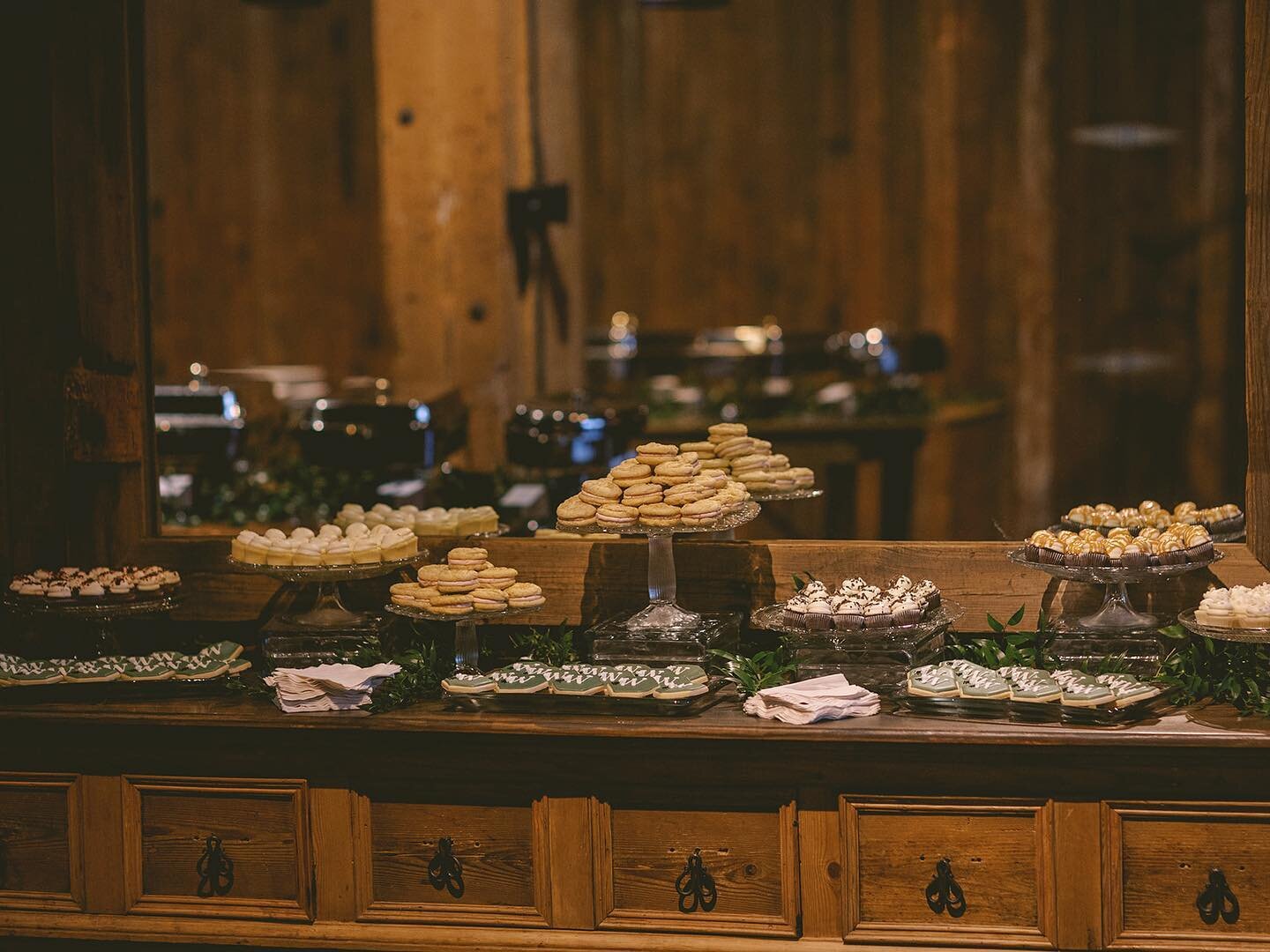 Striking desserts: @emilykatesbakery 
Gorgeous photo: @claireryser 
Warm ambience &amp; crystal dessert stands: all @feastsoffancy 😌 
Who wants a cookie?