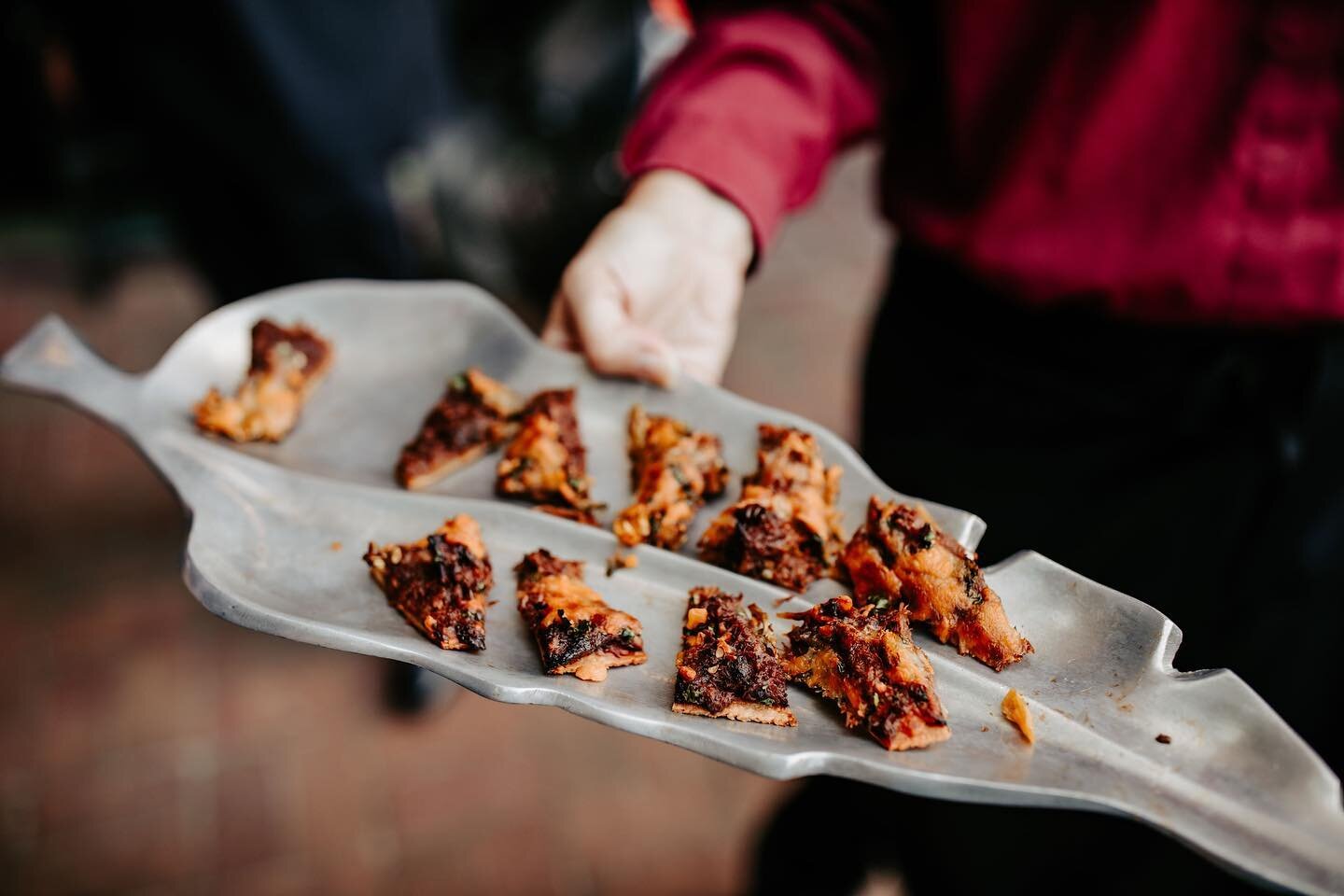 BBQ Brisket Flatbread is a crowd-favorite passed hors d&rsquo;oeuvre - a superb bite with quintessential KC flavor 🤌
photo | @amberkoellingphotography 
#kcbbq #kcweddings #catering #weddingbites #appetizers