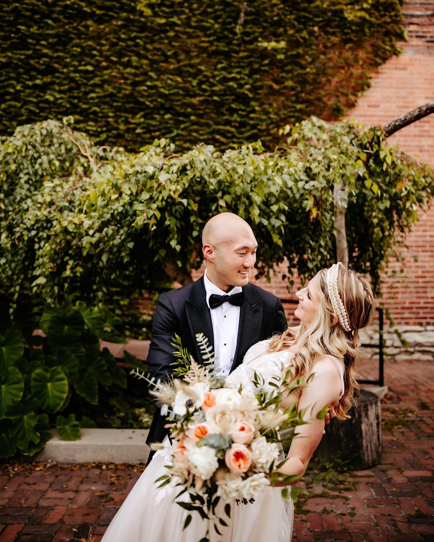 Some *very* warranted mutual gazing happening in our lush green courtyard last summer 🌿💚
#firstlook
photo | @amberkoellingphotography