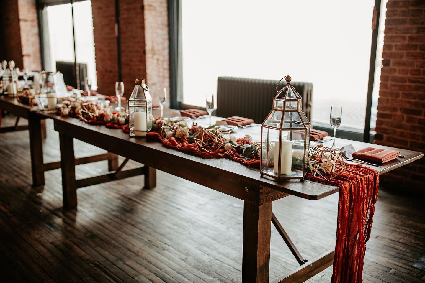 Gorgeous head table details 🏮
photo | @amberkoellingphotography 
rentals | @rusticeleganceeventrental