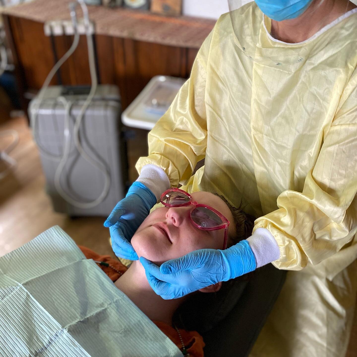 This is what a Toothkind home visit looks like. 

I come with everything needed to provide you with the same dental hygiene experience that you receive in a dental office - but in the comfort of your home! You need to provide nothing but an approxima