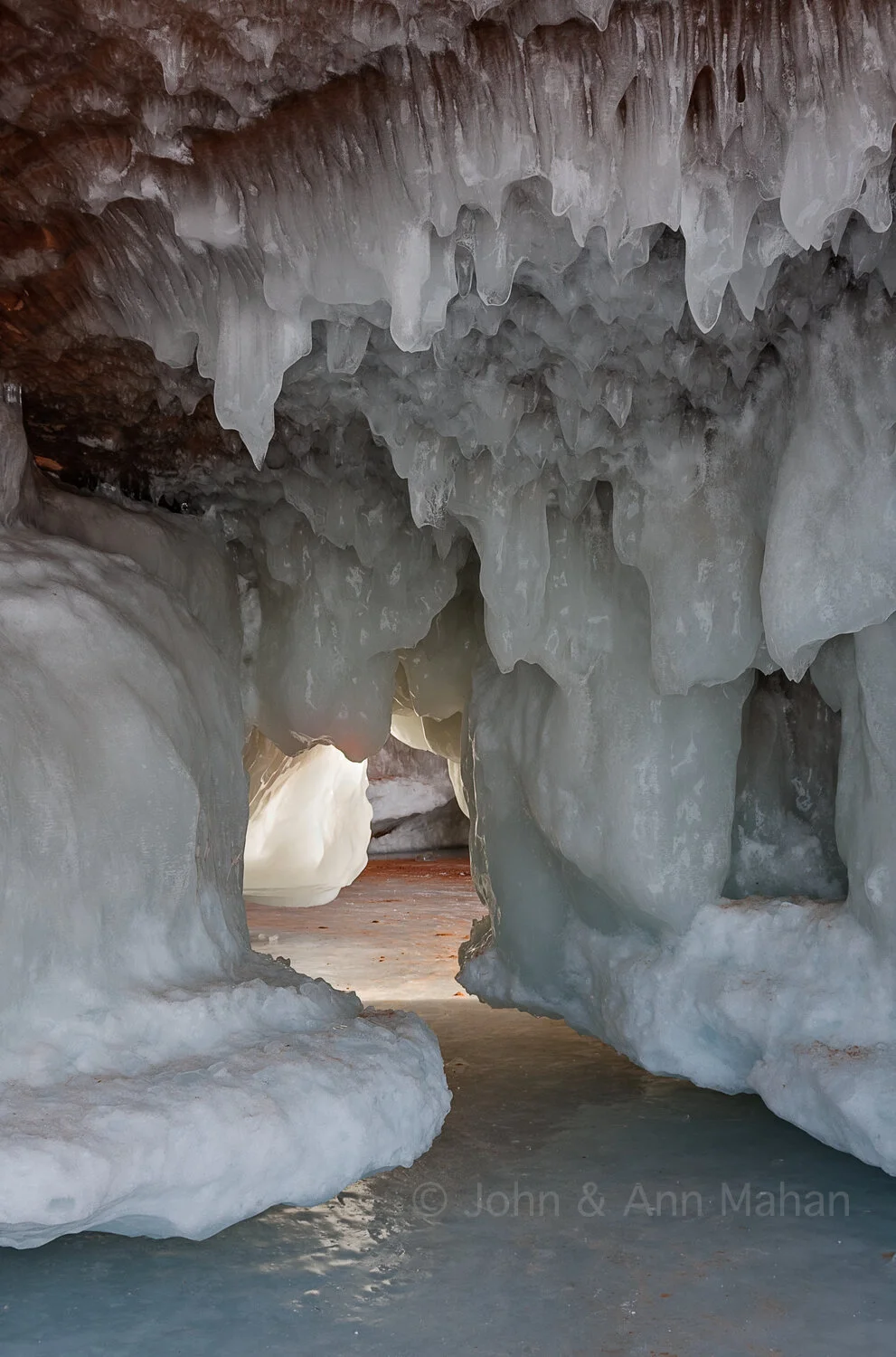 ID_7049-51B3_09  Mawikwe Bay ice cave