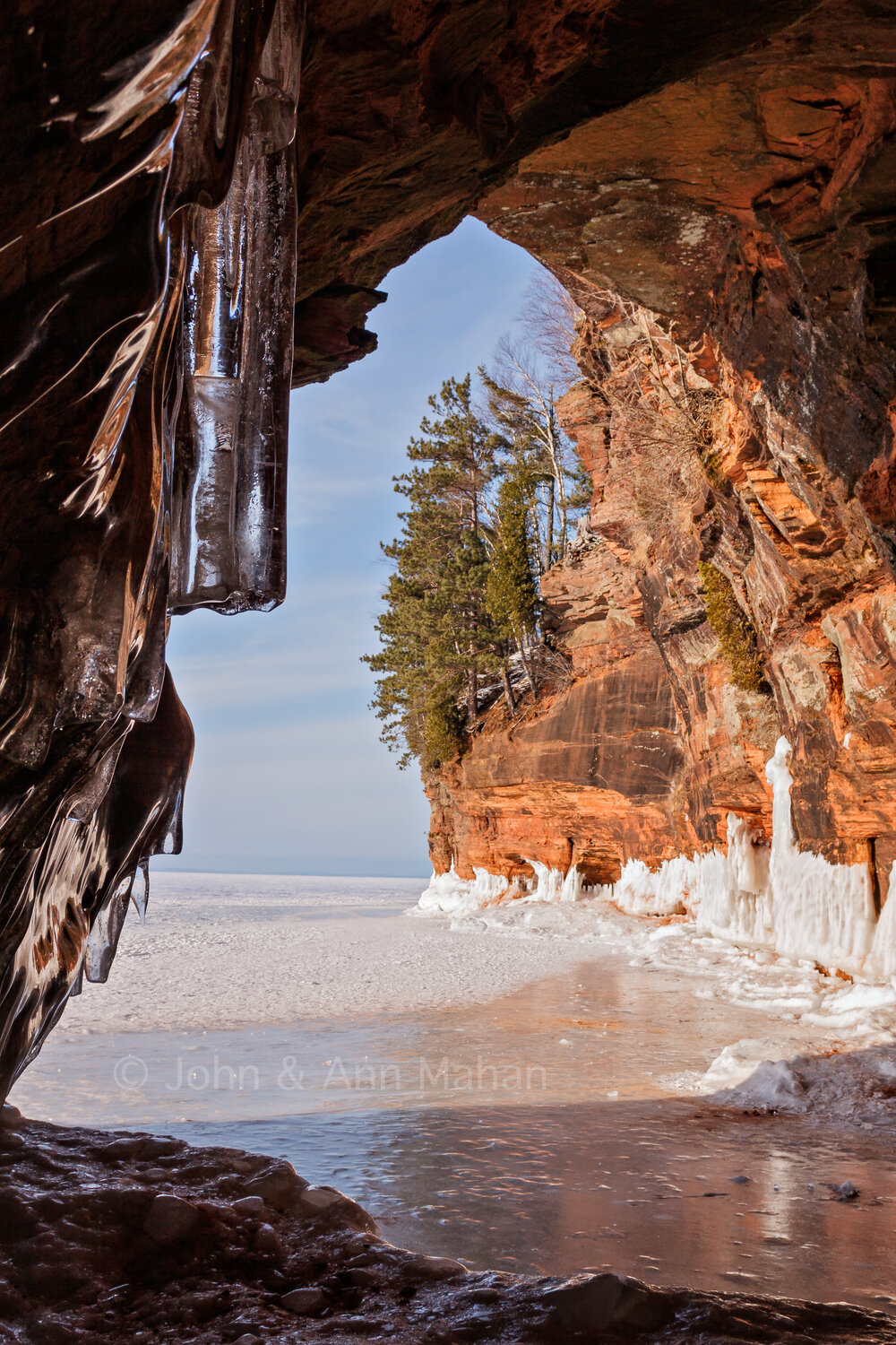 ID_7448-50B3_09 View from inside an Apostle Islands Ice Cave