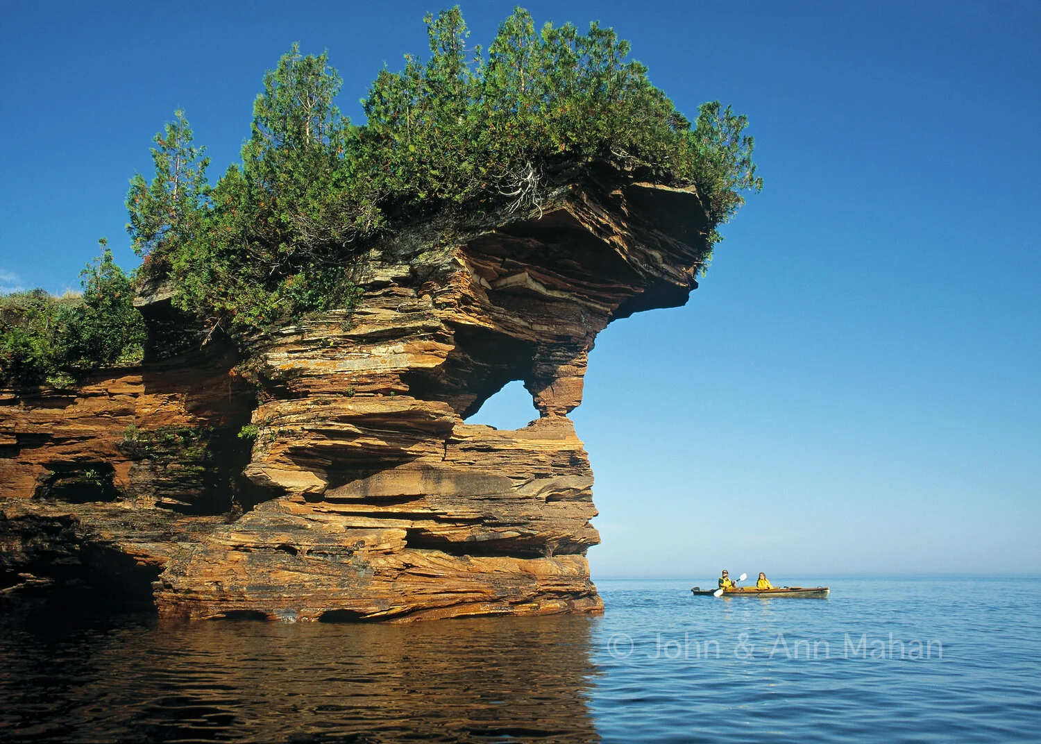 ID_18-5730B Sea Kayaking at Devils Island Sea Caves
