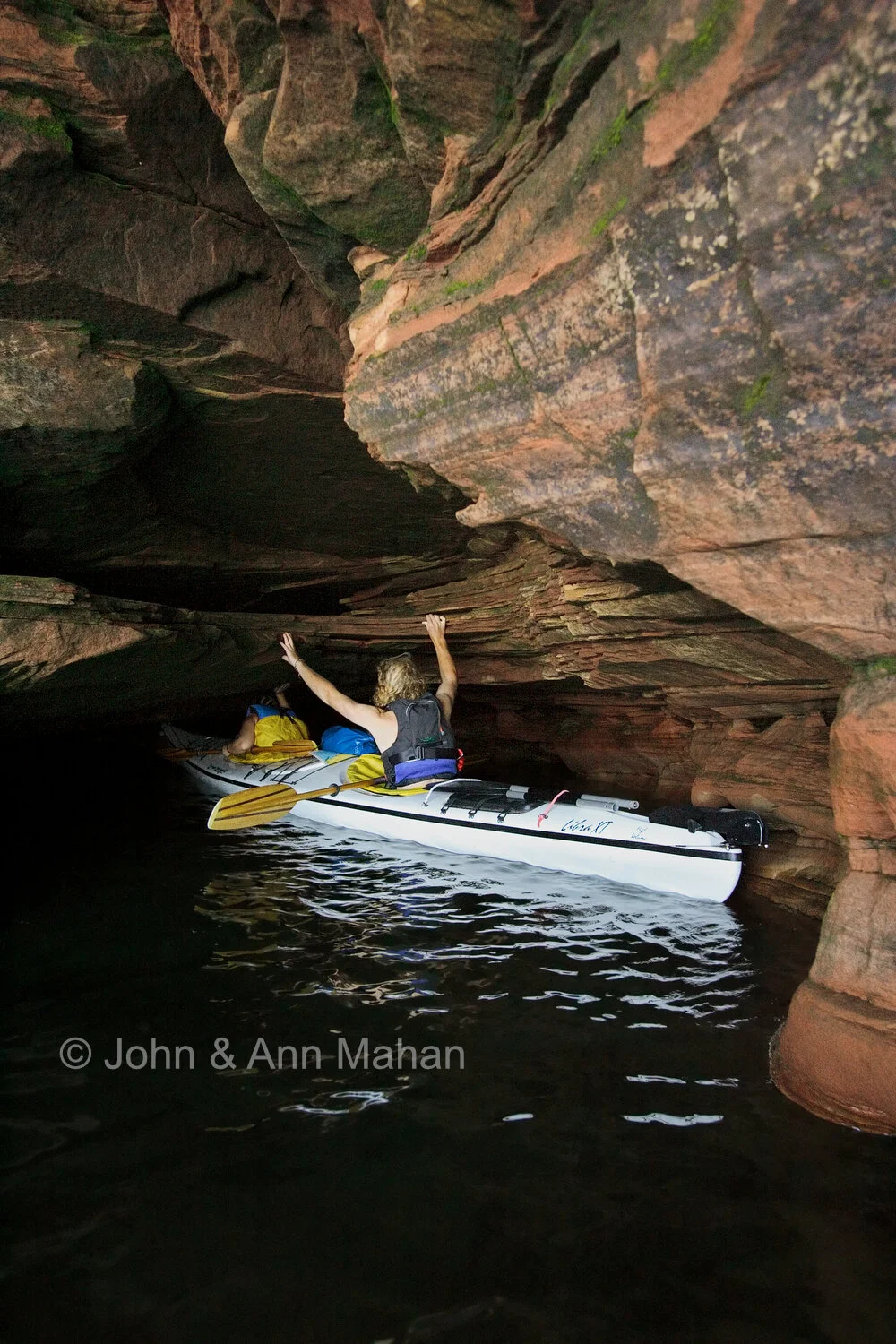 ID_3727C2_04  Sea kayaking in Sand Island sea caves