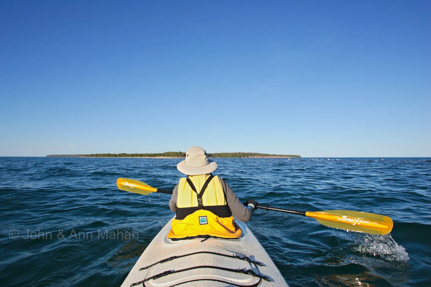 ID_8003C2_04  Sea Kayaking to Outer Island