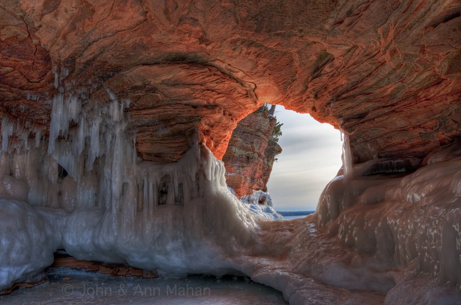 ID_7947-51C5_09 Window in Mawikwe Bay ice cave