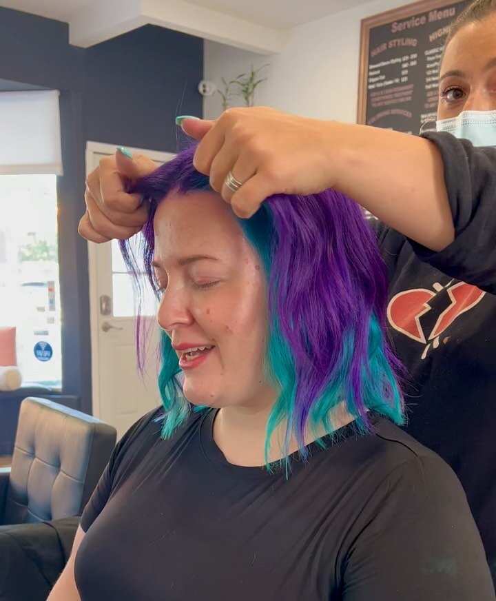 This cutie wanted a surprise and had no clue what color she was getting other than it was a vivid. Kept her eyes closed until the big reveal (imagine having that much discipline 😅) 450 foils, probably pounds of color, 6 hours. Reaction was 10/10 wor