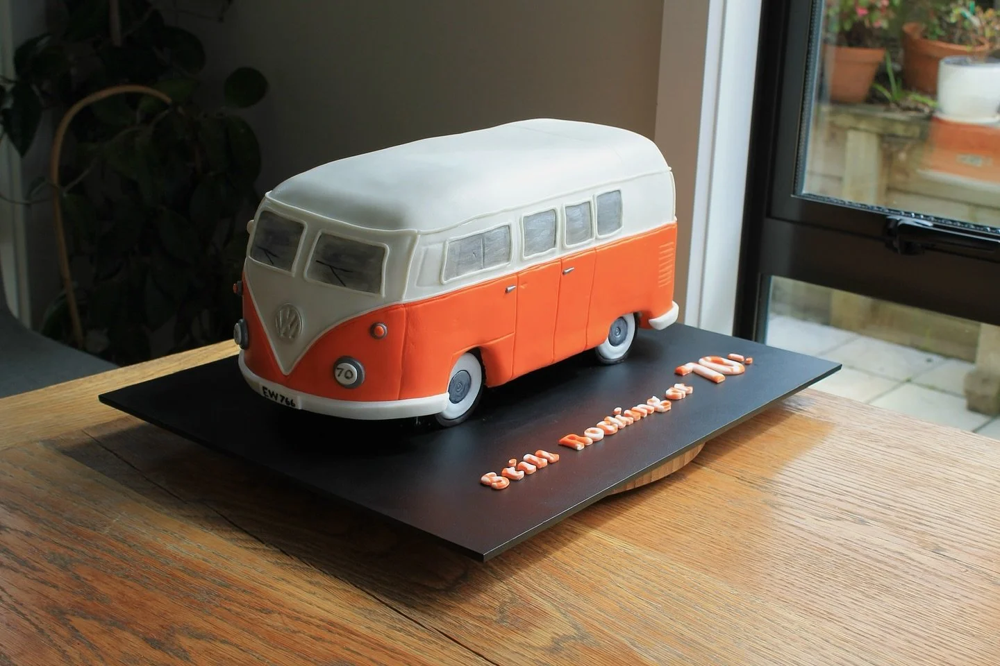 I had so much fun bringing this cake to life, inspired by the birthday boy&rsquo;s very own Kombi. It set off on a little adventure to Waiheke Island for a special celebration!! 🥳 

Carrot cake with cream cheese buttercream and white chocolate ganac