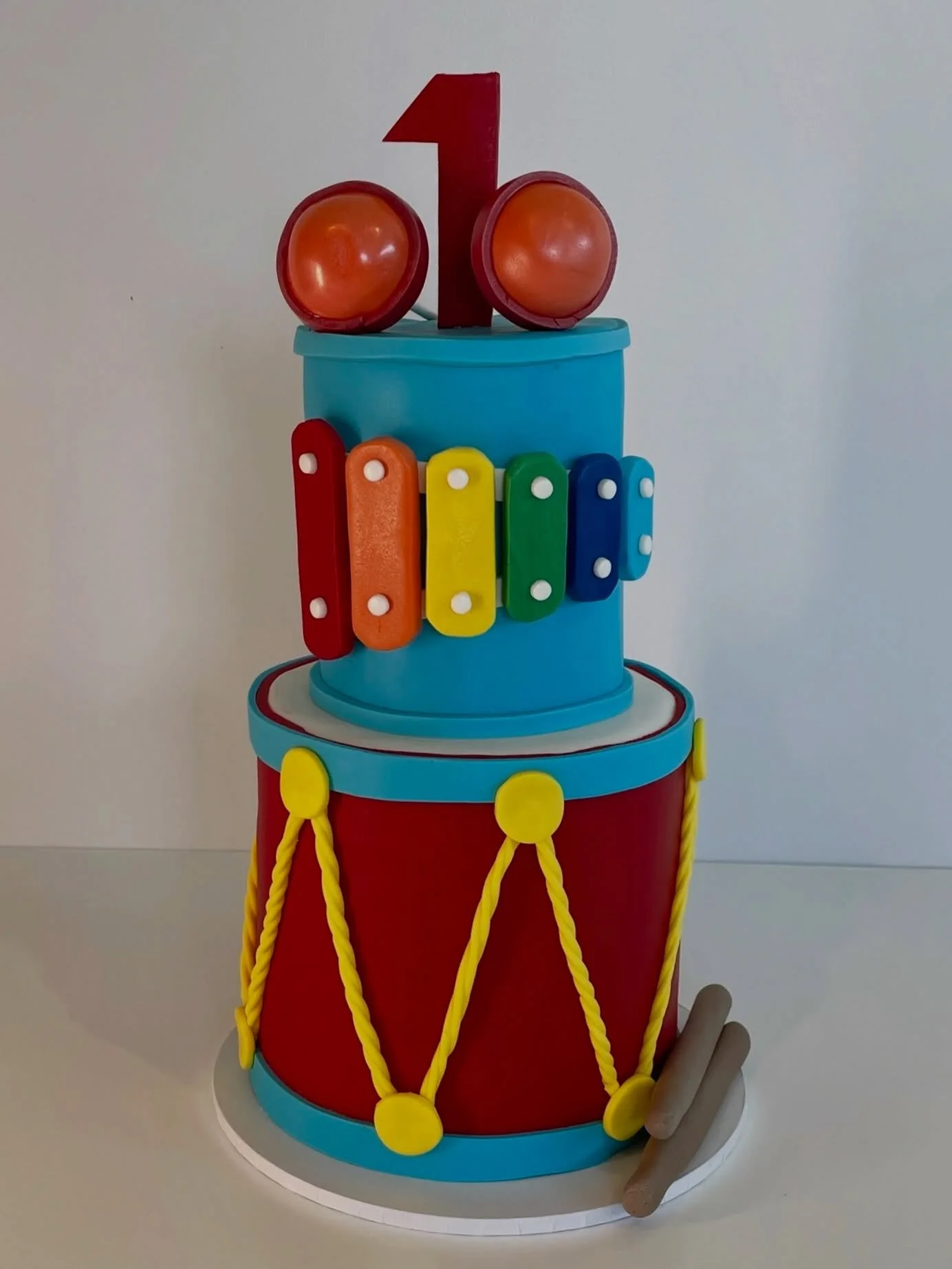 Adorable 1st birthday cake from last week! 

Sticky date cake with vanilla caramel filling 🤩