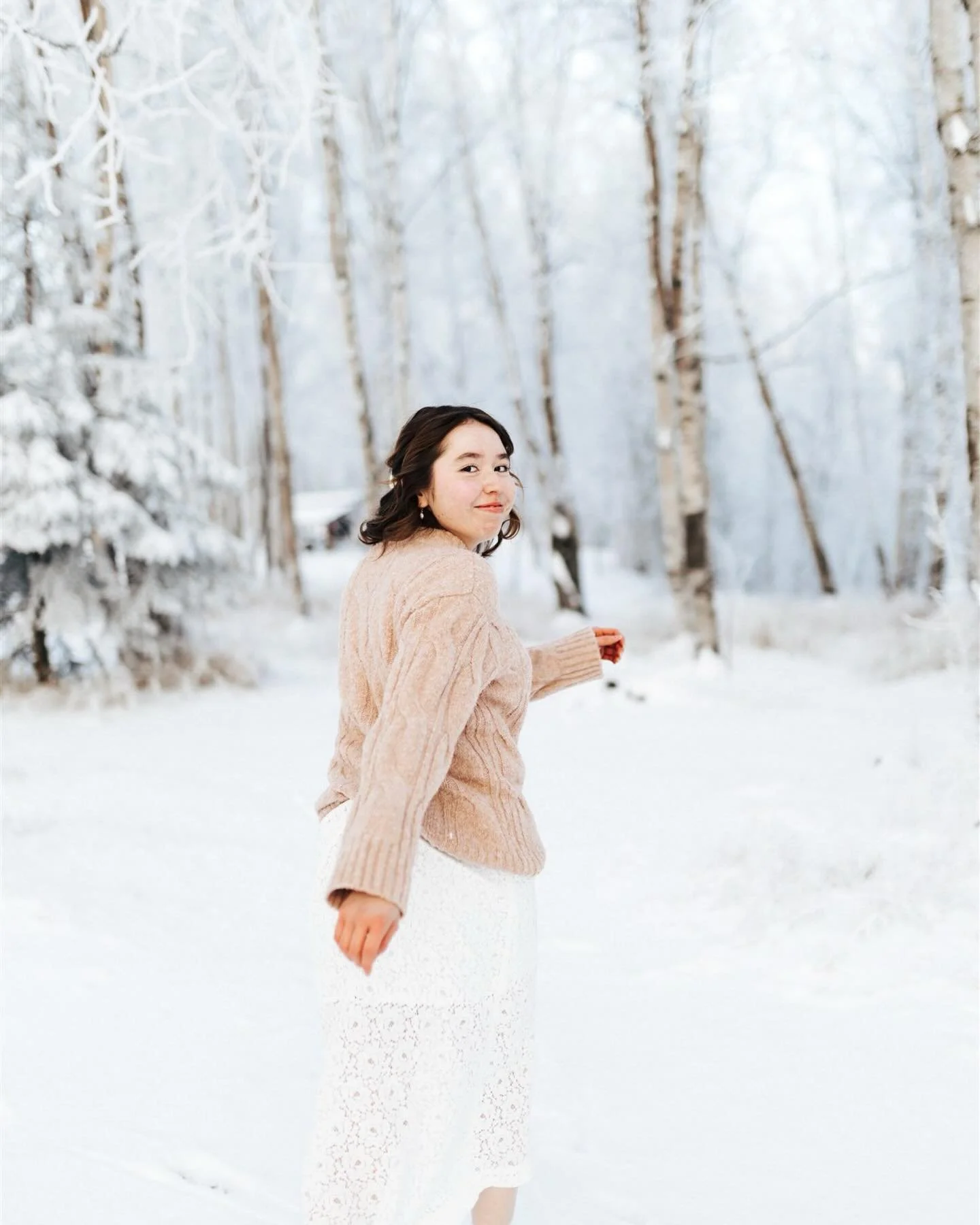 Brianne // Class of 2026 🦅🧡

Just a beautiful winter session with the lovely Brianne 🥹❄️ Is everyone loving the snow days? Just so magical! 

&bull;
&bull;
&bull;
#alaskaphotography #alaskaphotographer #alaskaseniorphotographer #alaskaseniorphotog