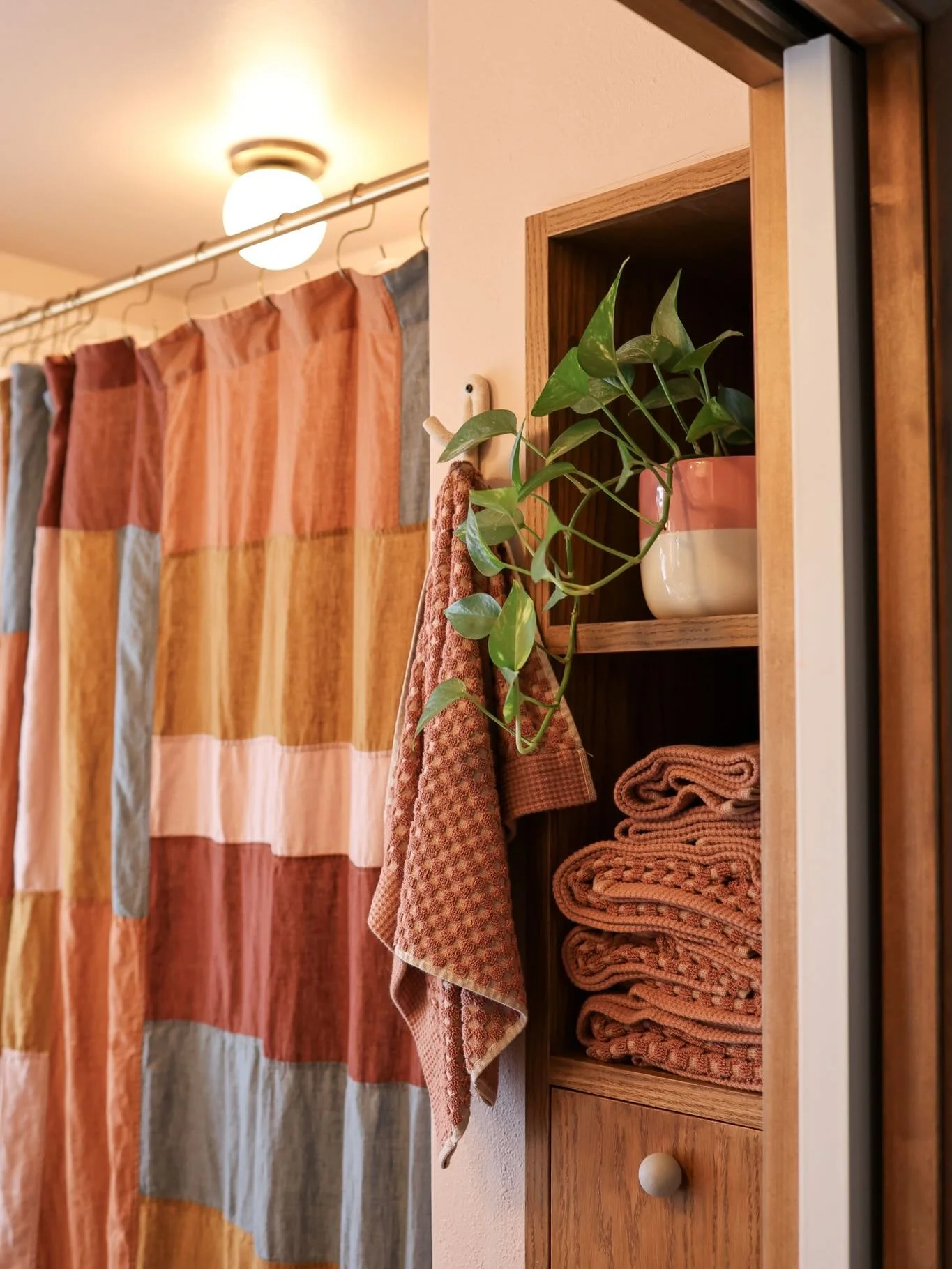 There were so many little details in this bathroom we did last summer that I love so much - from the custom honey oak vanity and built-in storage, to the woven textured towels, upcycled linen shower curtain, handmade towel hooks and drawer knobs. Lik