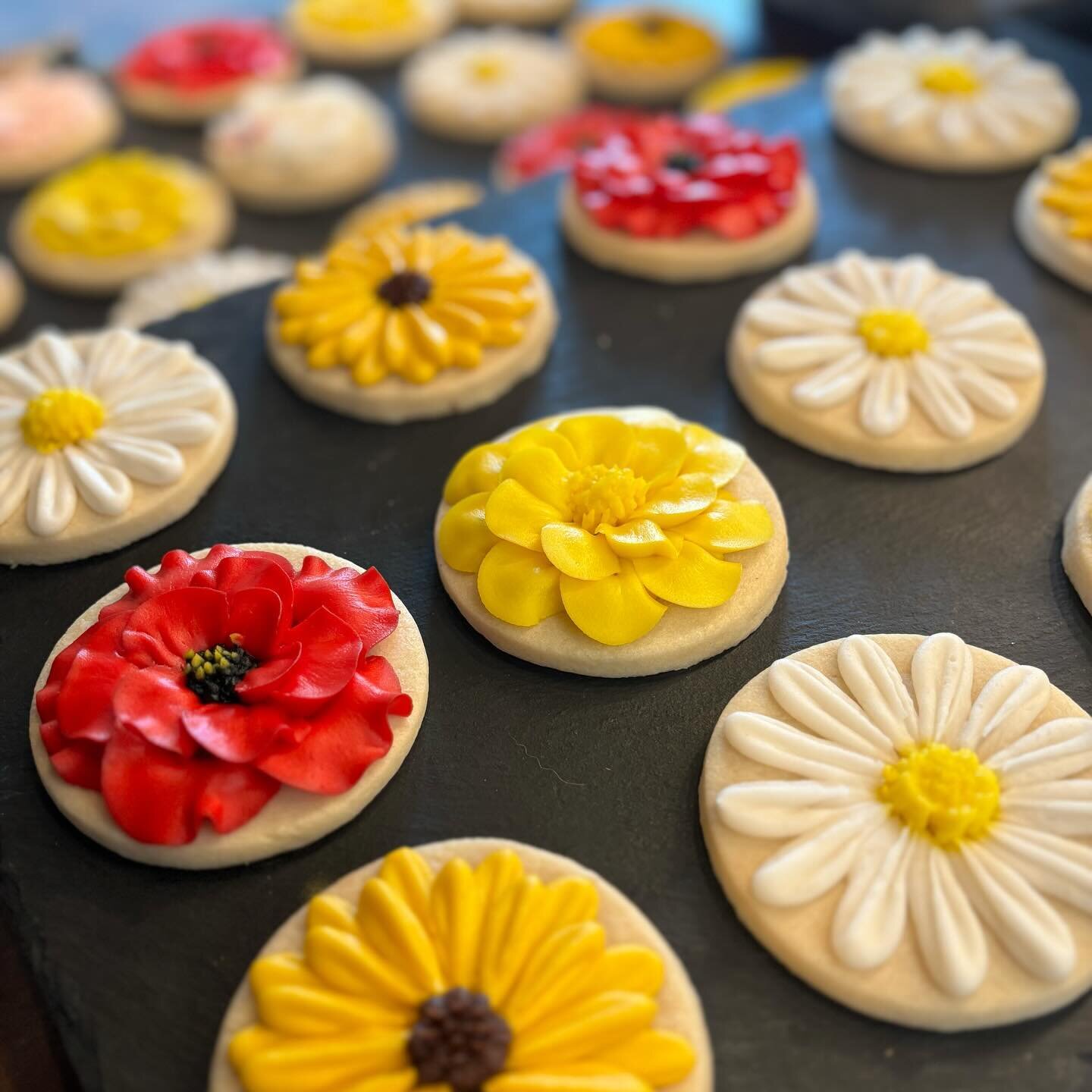 Flowers are in full bloom here at the Simply Shop! Come treat yourself to a bouquet of the sweetest flower cookies 💐 open 12-5