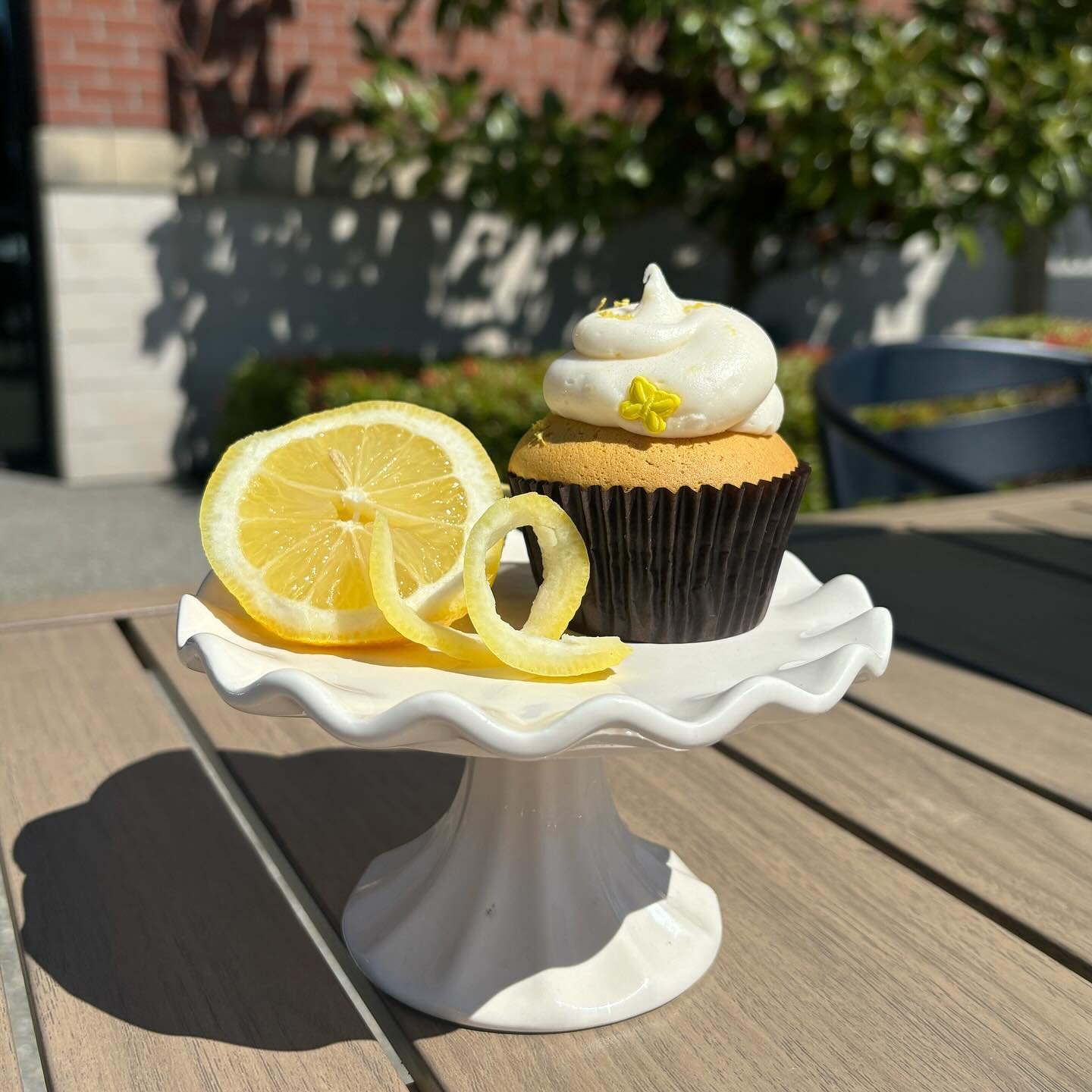 When life gives you lemons, we make cupcakes!! 🍋🍋

Stop by the Simply Lemonade Stand and try our NEW Zesty Lemon Cupcake!! Available for the next 2 weeks
