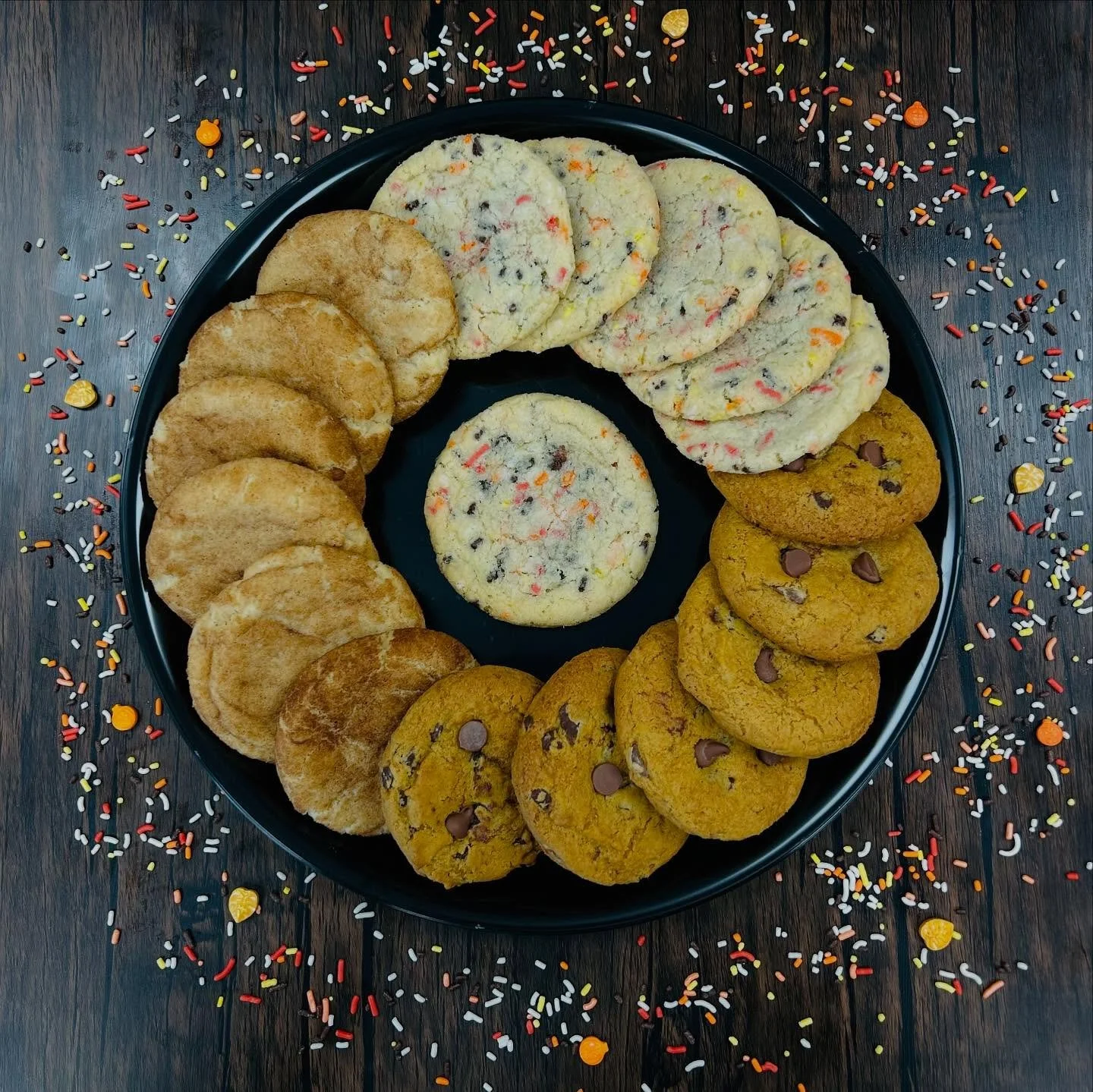 We have one platter available in store today! Come grab it this weekend ! 

It&rsquo;s getting pretty autumnal up in here 🍁 New Fall cookie platters are available online! 18 of our delicious mini gourmet cookies divided in to three perfect fall flav