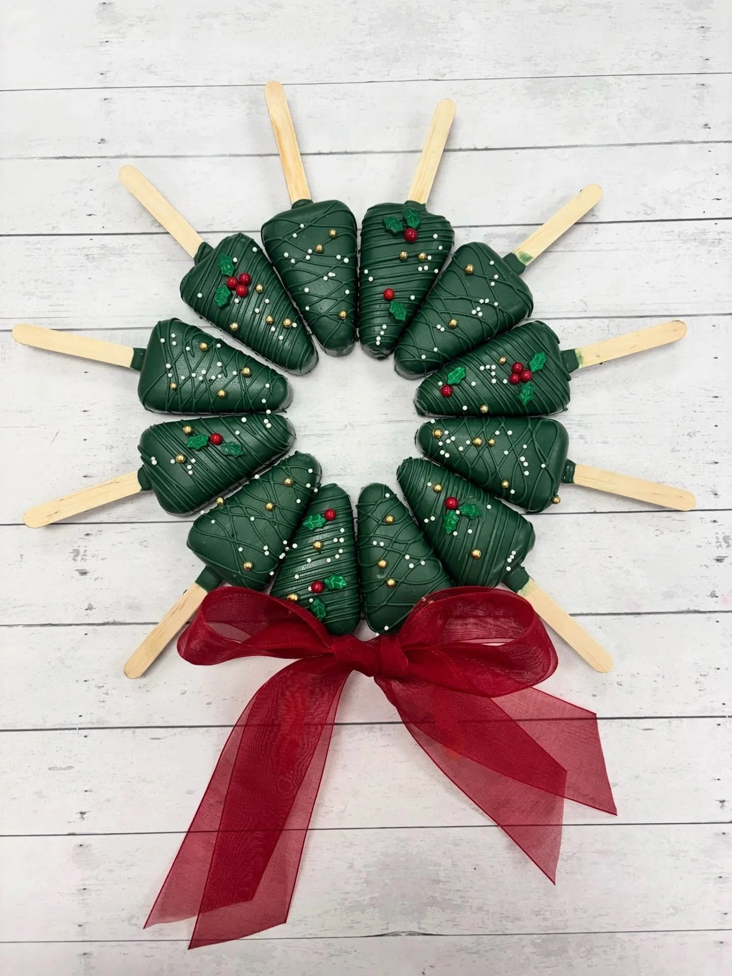 Have you seen our cakesicle wreath class? So cute right?! 

In this class you&rsquo;ll learn how to dip, drizzle and decorate 12 cakesicle trees, and when you put them together, they make a wreath!! Tickets are available on our website now!

This cla