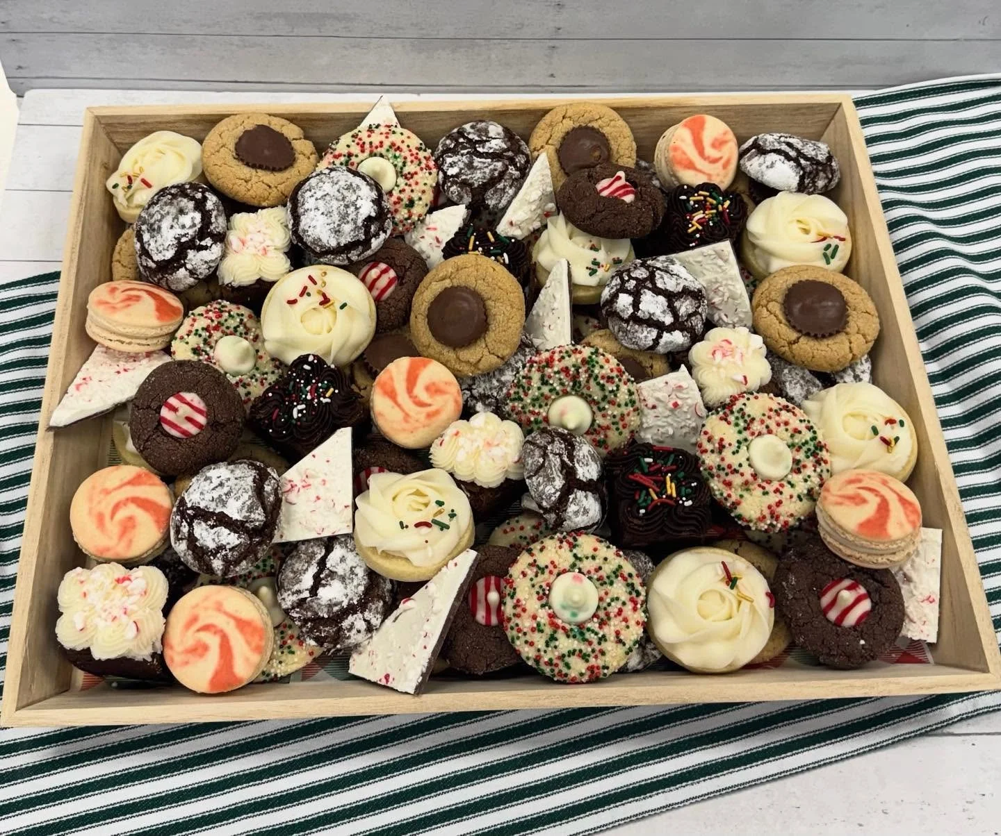Meet the Holiday Hootenanny Party Board! 

A delicious collection of 9 dozen different holiday sweets, perfect for corporate parties or large Christmas events. 

Each board comes with 12 pieces of the following;

&bull; Christmas Sprinkle Cookies
&bu