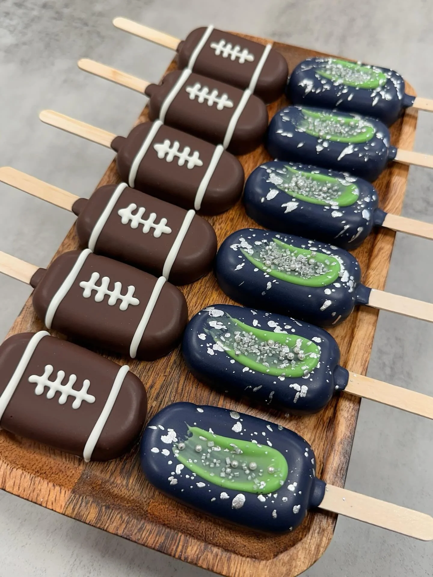 Happy NFC championship game eve 🏈 How we feeling about tomorrow 12s?? 💚💙