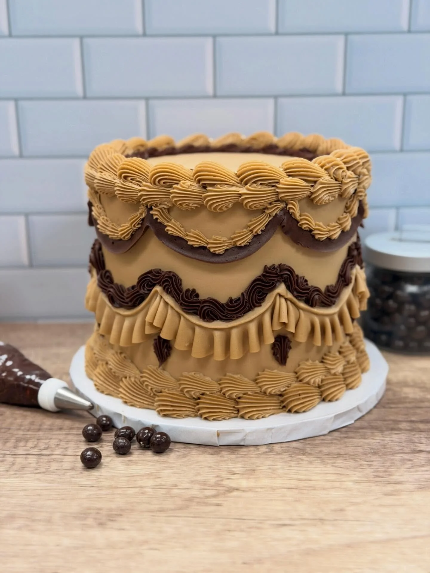 New signature cake alert! 🚨 A Tini Bit Espresso cake is available for preorder online! This chocolate cake is filled with espresso buttercream and chocolate ganache and decorated in a vintage Lambeth style with more chocolate and espresso buttercrea