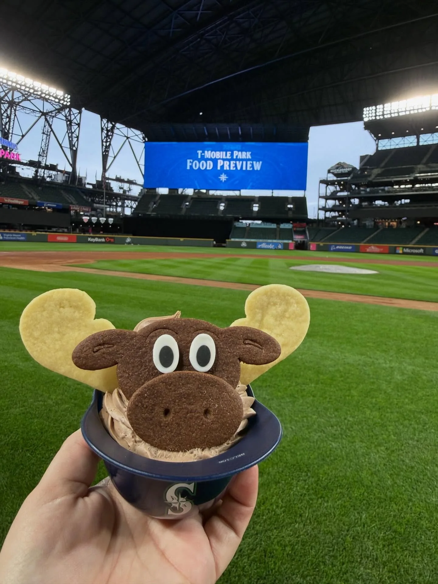 In Our Moose Era 🫎 😍

Big shoutout to our girl @yourstadiumbestie for taking these pics for us, and of course to our friends @tmobilepark &amp; the iconic @marinermoose 

Tag is in your Moose Mousse pics this baseball season!!