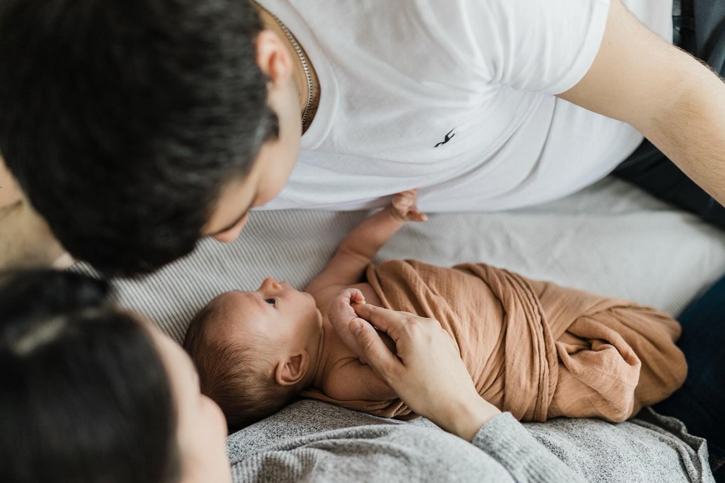 As a newborn photographer, I understand how it can be stressful to leave the house those first few weeks, which is why I offer the convenience of coming to your home. There&rsquo;s no need for elaborate makeup, a perfectly tidy home, or a ton of prop