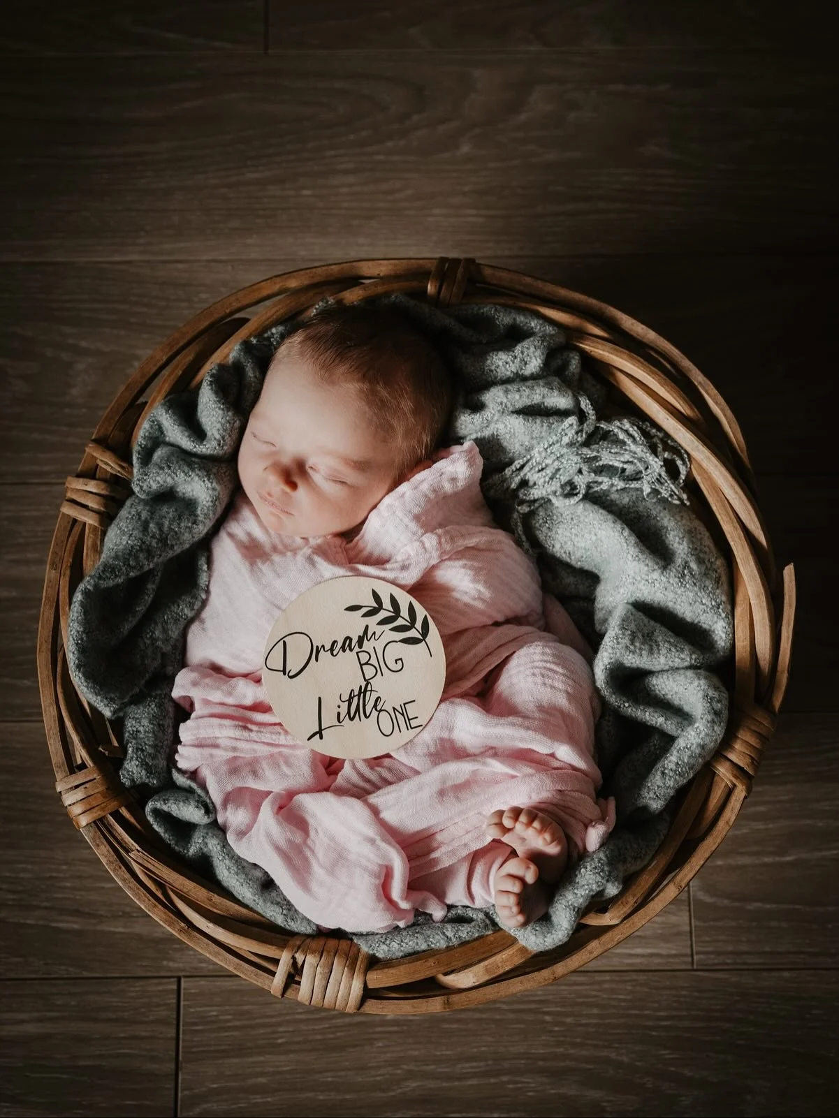Sweet little Isla, just 9 days old and already stealing hearts 💕 

#sydneynewbornphotography #homephotosession #naturallightnewborn #simplemotherhood #newbornsnuggles #littledetails #babyportraits #lovelychaos #9daysnew
