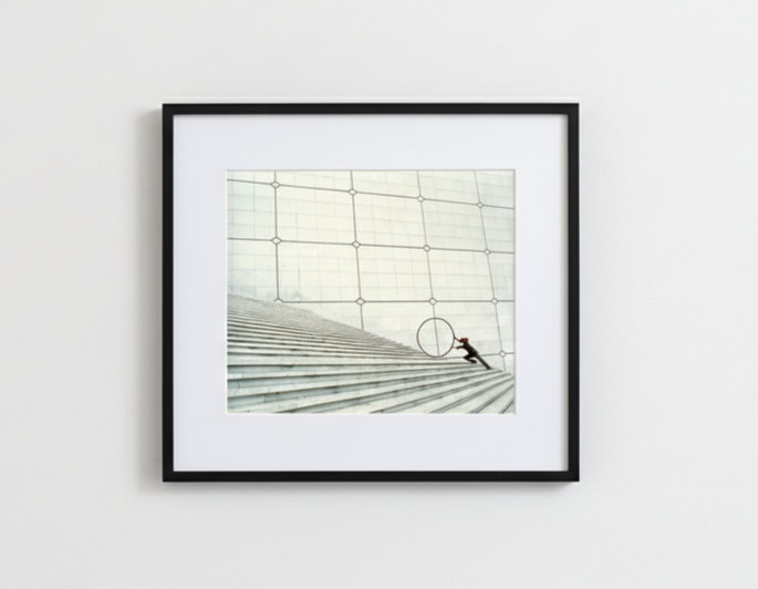 Une œuvre d'art représentant une personne avec une loupe regardant une structure géométrique et des escaliers.