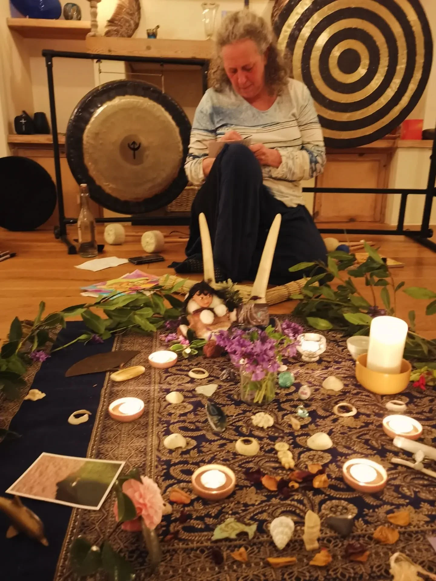 Ooo the Sedna evening was beautiful. Sound, storytelling and creativity in sacred space. Was so absorbed I didn't take any photos except these two before @astroalison transported us into deep time with her gongs. Amazing ✨

@goldenthread.thehive #pen
