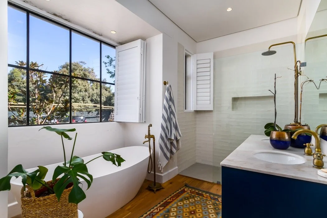 main bedroom bathroom en suite.jpg