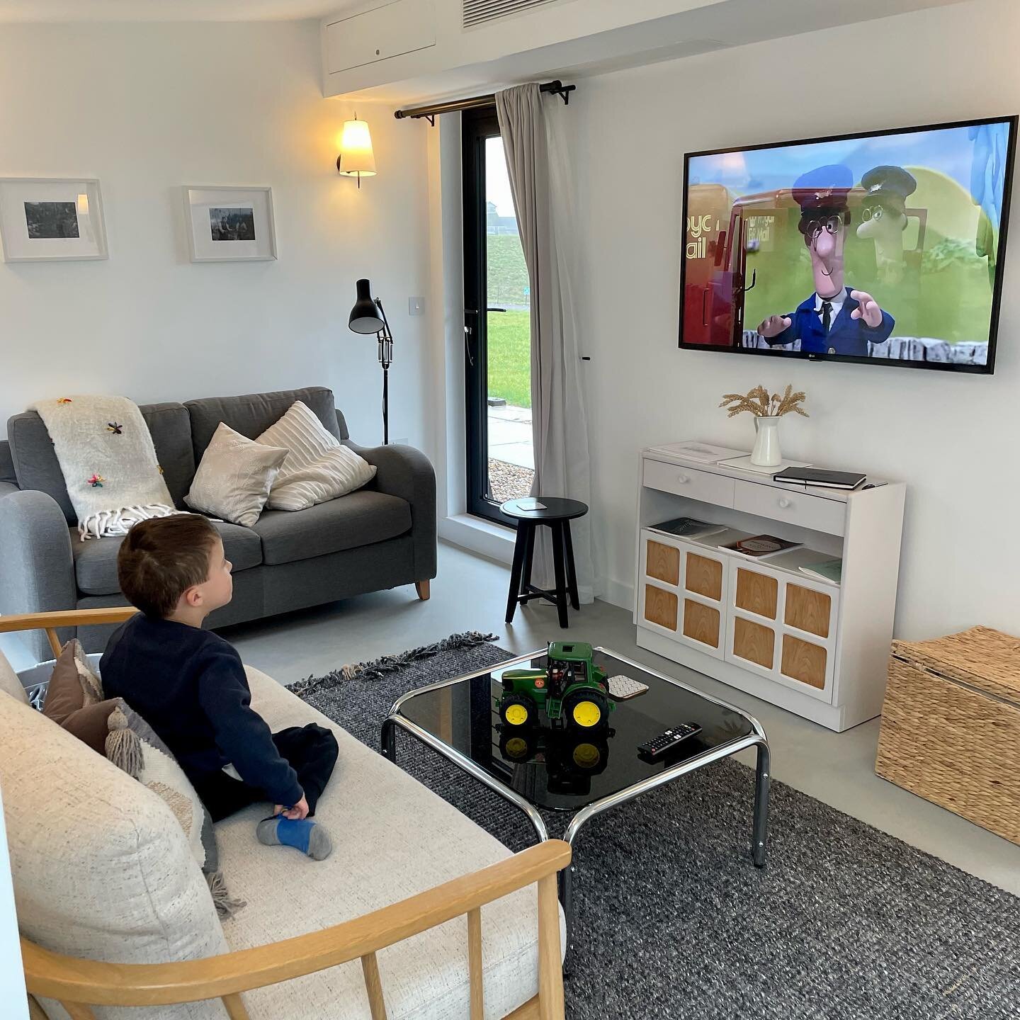 Cozy and warm in The Scuppet on this rainy day ☺️
.
#cozy #cozyvibes #rainyday #holidayhome #smarttv #kentlife #kentcountryside #booknow #weekendstays #spring #ruralretreat #airbnbhost #farmlife #postmanpat #kidfriendly