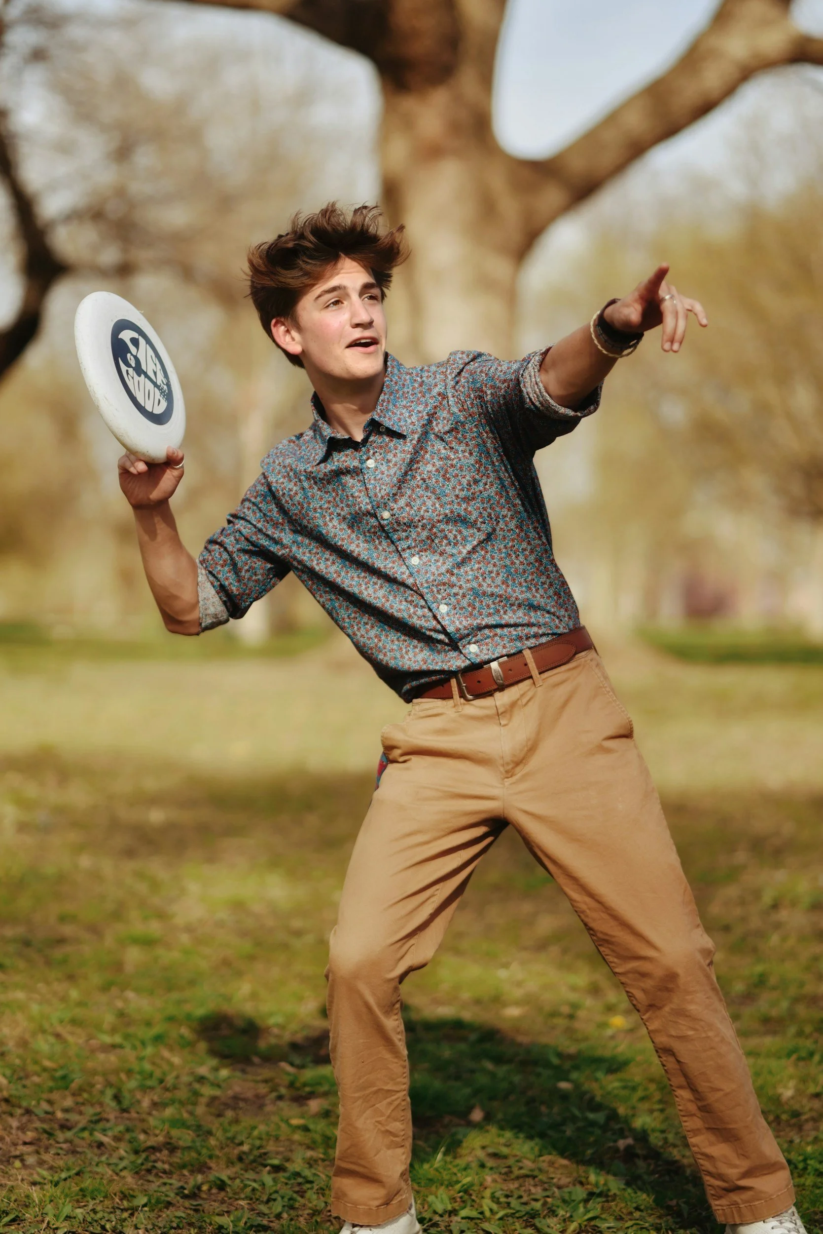 man throwing frisbee in the park