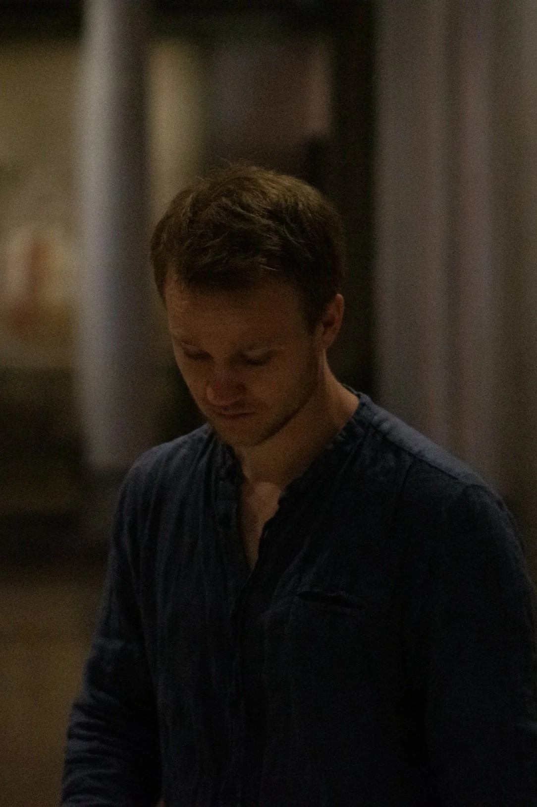 mann som ser ned og skjuler annsiktet